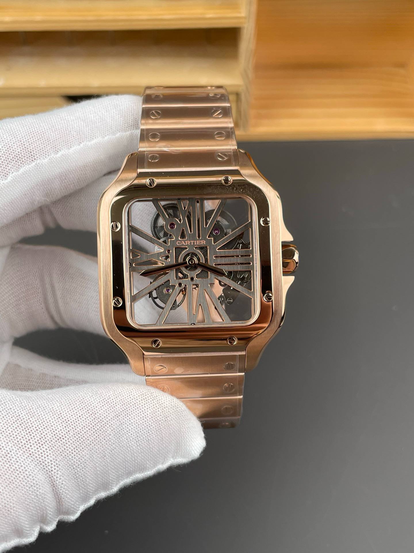 Скелетонированная люкс-копия Cartier Santos — механизм виден насквозь